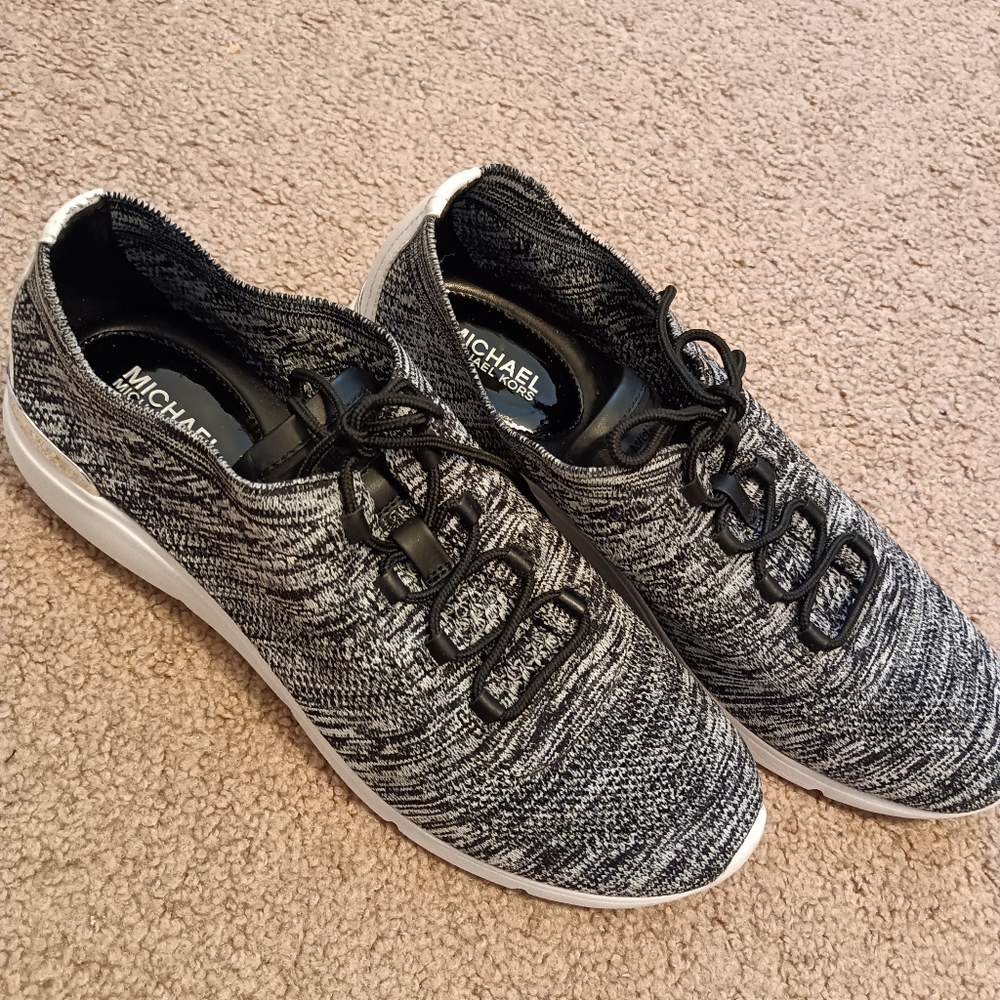 MICHAEL KORS BLACK WHITE SNEAKERS SZ 9